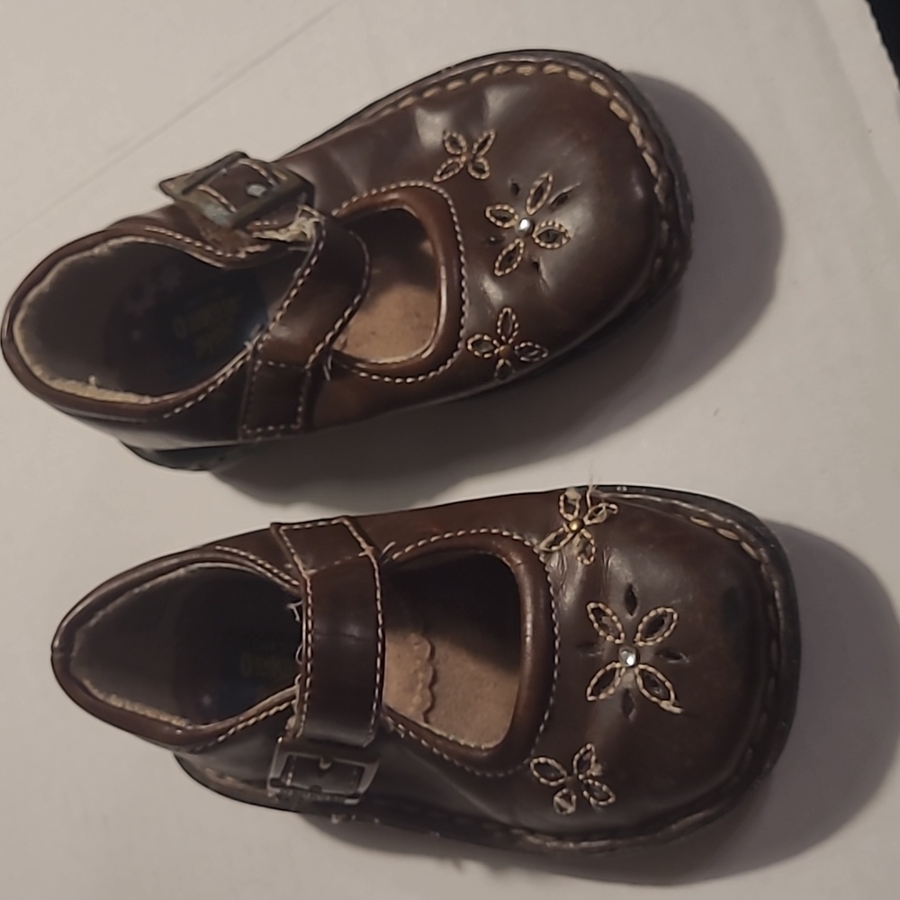 OshKosh Bgosh Llittle Girls 6 brown dress shoes floral embroidery